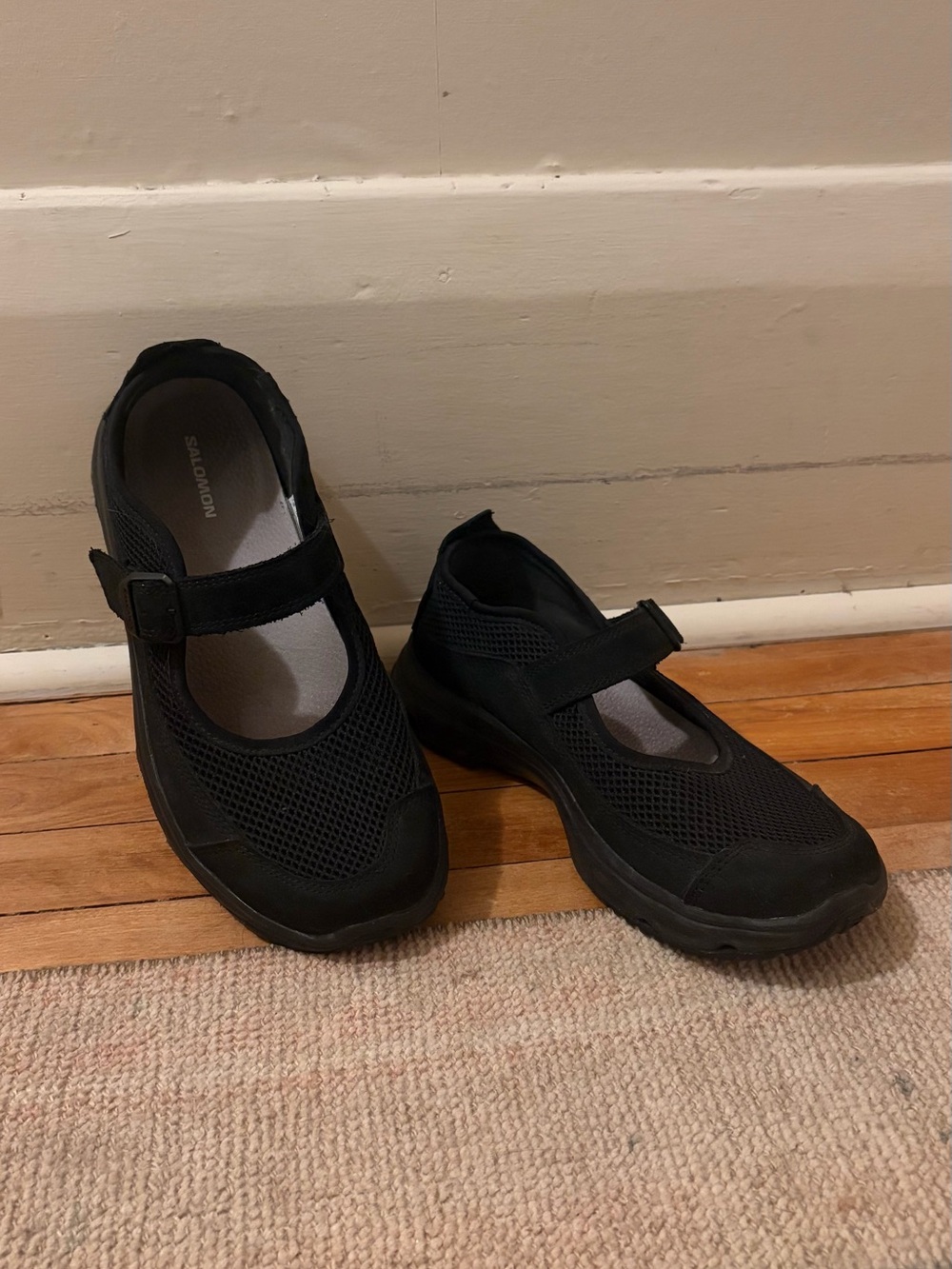 Salomon Women’s Black Mary Jeanne size 8